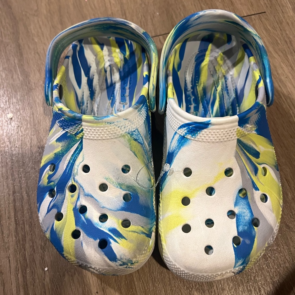 Crocs size 1 Kids swirl blue gray yellow